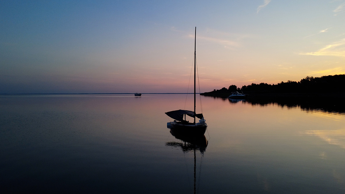 Abendstimmung am kleinen Segelboot