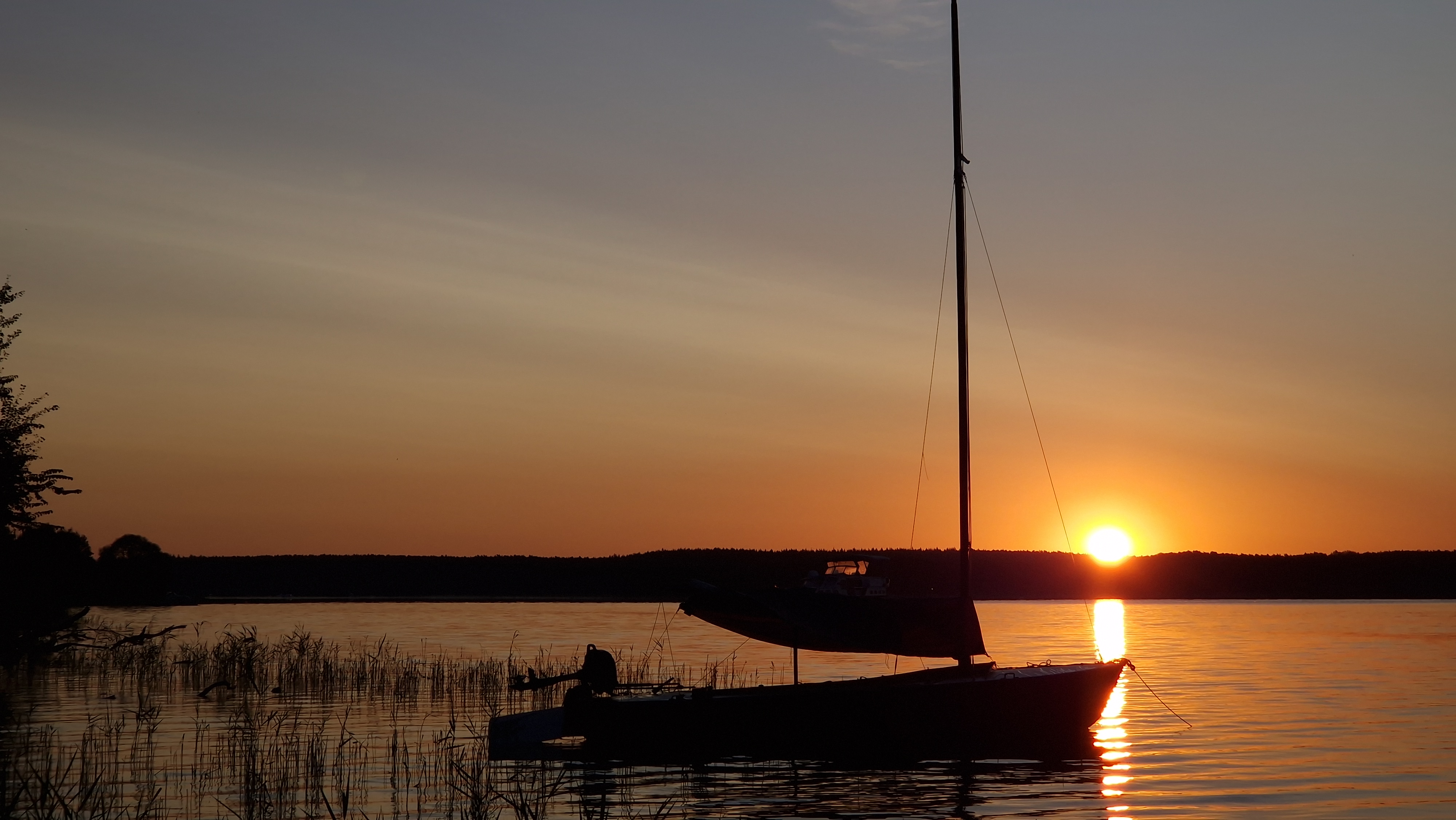 Jolle am Wasser vor dem Sonnenuntergang