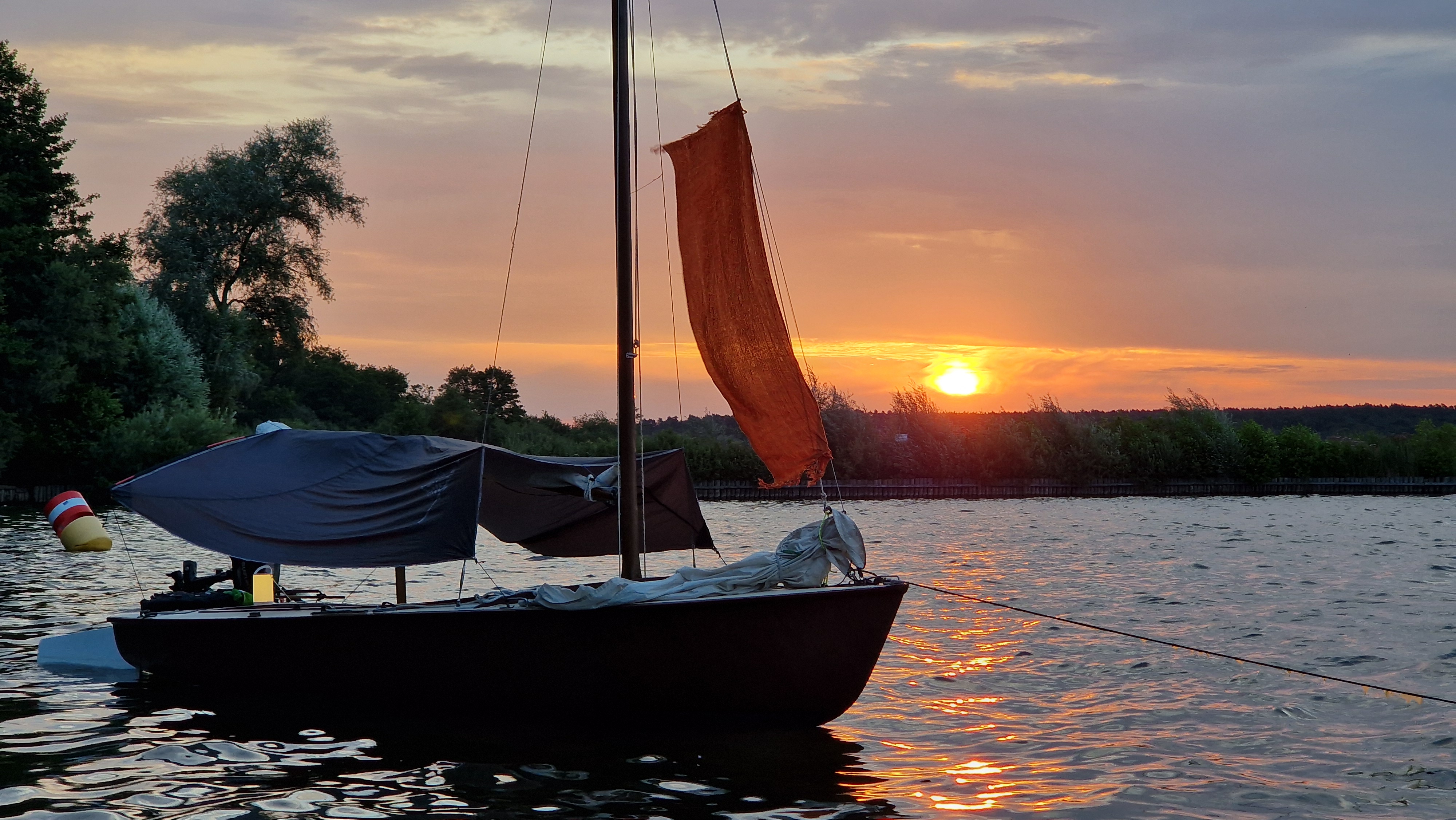 Morgensonne bei einer Übernachtung am Wasser