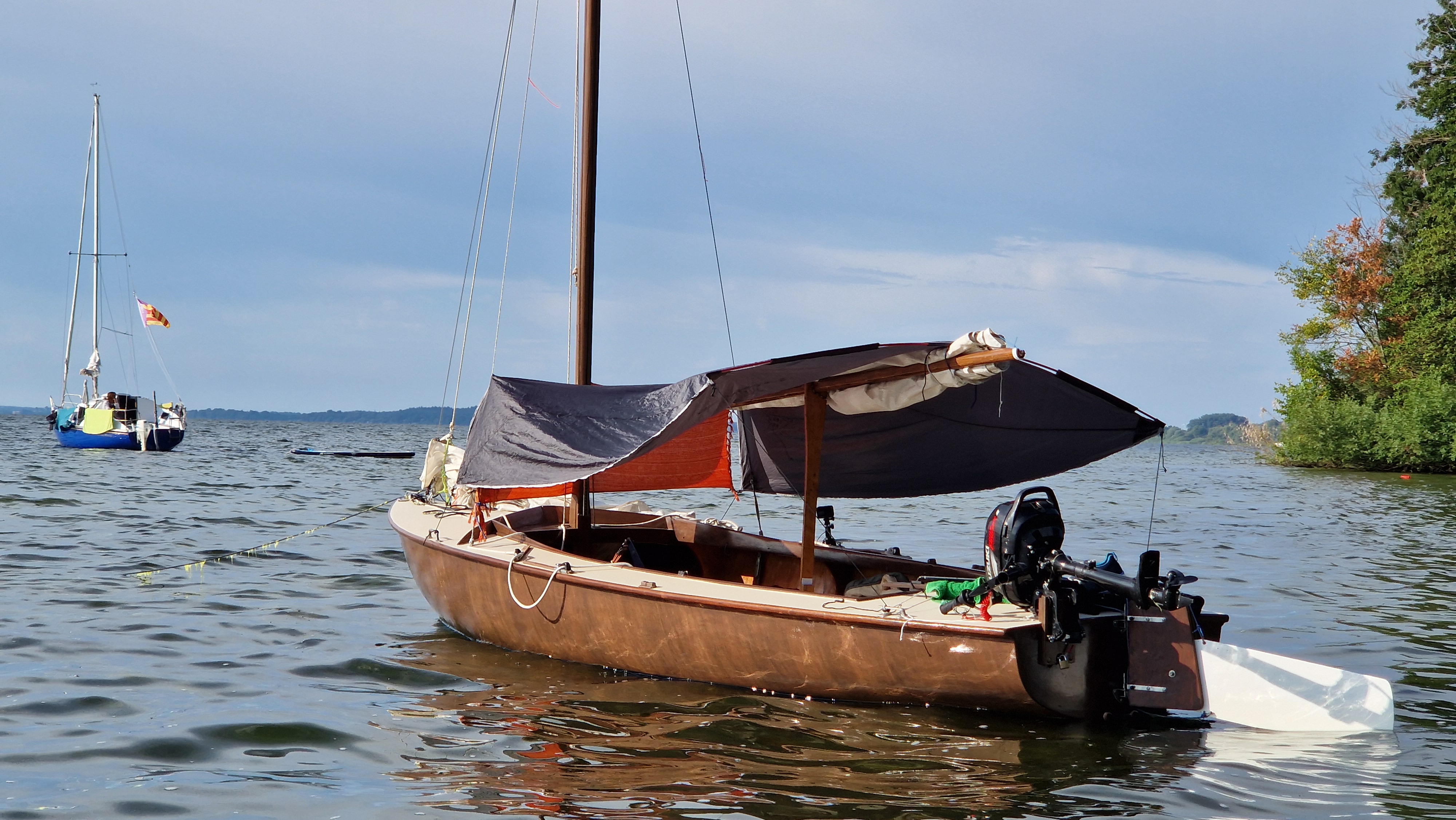 Kleine Jolle auf dem Wasser bei einer Wanderfahrt
